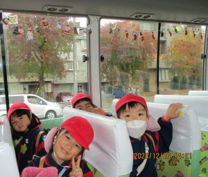 幼稚園バスがクリスマスバージョンに！！