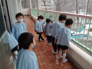 サンシティ聖母幼稚園　ばら組　雪の日の様子