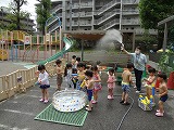 サンシティ聖母幼稚園　すみれ組 水遊び